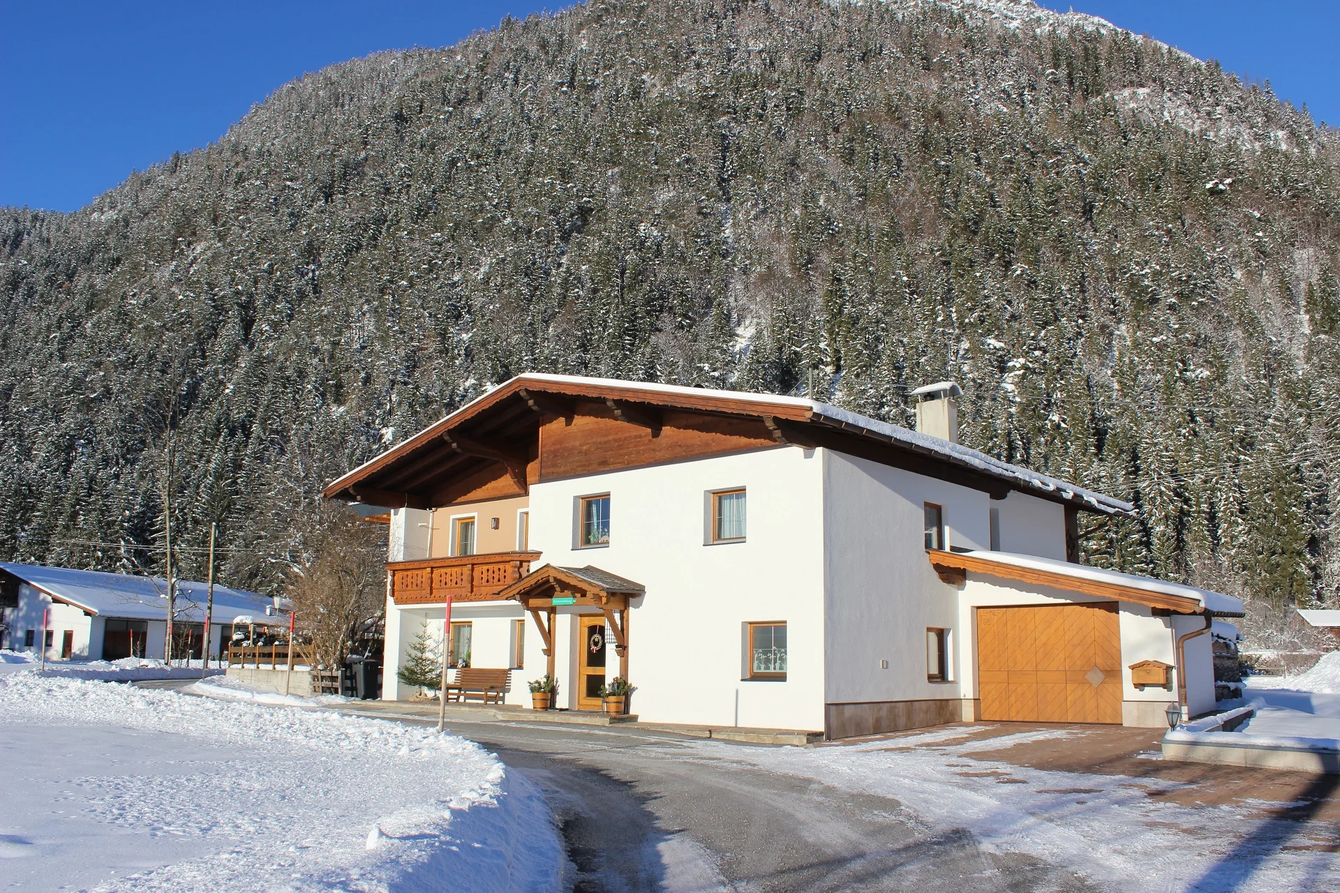 Haus Kuen an einem sonnigen Wintertag in Leutasch