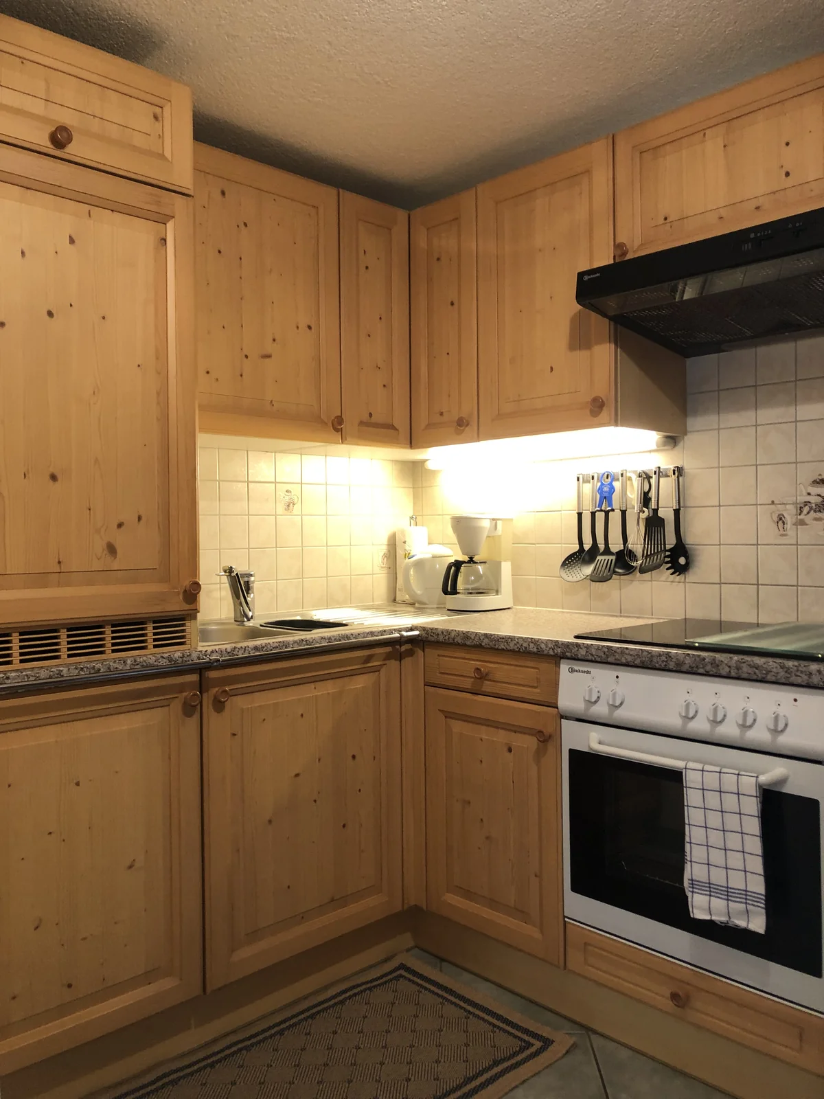 Holzküche mit Herd, Backofen und Kaffeemaschine
