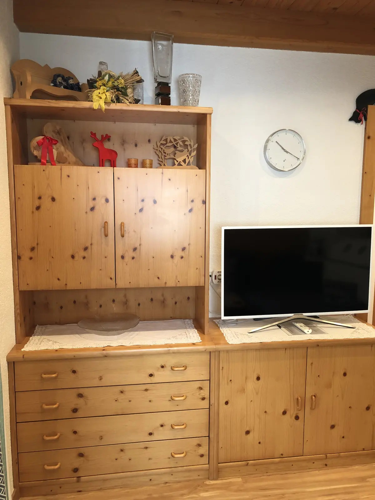 Fernseher in der Holzwohnwand im Wohnbereich